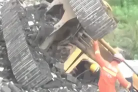 上饶广丰区：挖机作业中突然侧翻 消防三分钟救出被困司机视频封面