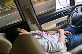 男子高速开车睡着半小时，特斯拉无人驾驶48公里？交警：心真大！视频封面