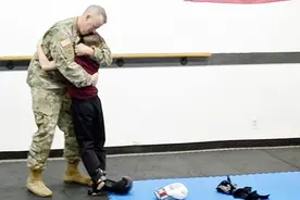 士兵与儿子10月未见，突然出现给儿子当陪练制造惊喜，瞬间泪崩！视频封面