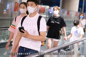 田亮一家四口齐现身，13岁森碟身材比例完美，小亮仔走路有范视频封面