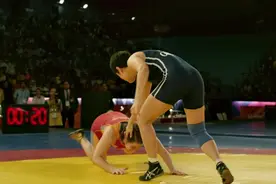 摔跤吧爸爸：因为父亲是奥运会冠军，两个漂亮女儿也被迫联系摔跤视频封面