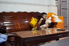 举起妹妹的那一刻太帅！哥哥见妹妹摔倒挪开桌子一把抱起视频封面
