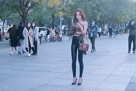 穿着皮裤的姑娘出来逛街，搭配尖头高跟鞋，有质感还显气质视频封面