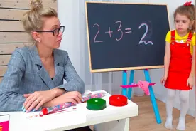 儿童情景剧：女孩上学迟到，为获得奖励利用午休时间变学霸！视频封面