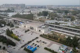 空中俯瞰界首市站景，现隶属于中国铁路武汉局集团有限公司管辖。视频封面