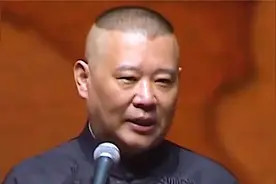 郭德纲的相声有多火爆，观众站在台上听相声，同行四年亏损400万