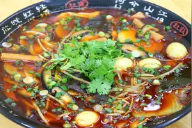 想吃麻辣烫不用去店里了，川菜师傅教你在家做，干净卫生还特好吃