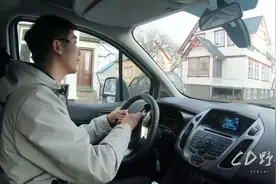 在冰岛自驾旅行，穿梭在市区狭长的街道，感觉生活很安逸