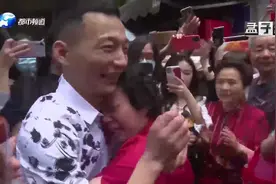 8个月婴儿与保姆一起失踪，29年后重回母亲怀抱，认亲画面感人视频封面