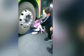 小学生跟着公交车跑脚掌被辗压 致脚趾头骨折视频封面