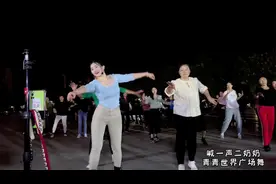 摄影师加鸡腿！全景拍摄才知道跳舞的人真多，观众的热情真高！视频封面