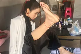 陕西女孩9岁失去双臂，却用双脚活出精彩人生，网友：太励志了！视频封面