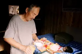洋孙女发烧了，农村爷爷竟然用土方法给她退烧，白酒还有这功效视频封面