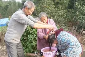 王四爸妈煮皂角水给老祖婆洗头，不用任何洗发水，老一辈人都用过