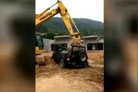 欠驾驶员1万工资不还？16吨挖机暴力拆2吨越野车，网友：大快人心视频封面