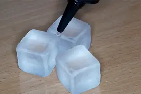 在40度的高温天气，怎么做到让冰块在常温下不融？小伙子脑洞大开视频封面