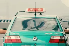 这就是秋名山老司机吗？边开车还能边在车里托马斯回旋