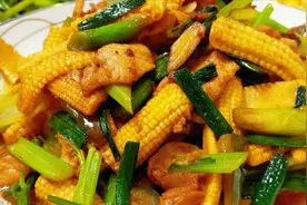 三石小哥做了一道玉米芯炒肉，味道脆嫩爽口，越吃越想吃。