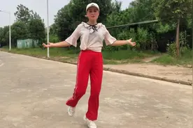 农村大妈教你跳鬼步舞，示范加分解，50岁阿姨跳的好认真视频封面