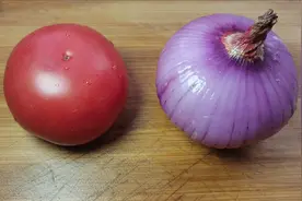 洋葱+西红柿，简单一拌只需五分钟。做成酸爽可口的夏季开胃菜