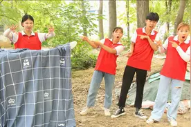 短剧：燕子和紫薇姐给伙伴表演人体悬浮魔术，还可以劈叉，真厉害视频封面