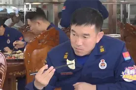 母亲偷给消防员儿子包饺子，儿子一口便吃出妈妈的味道，直接泪奔视频封面