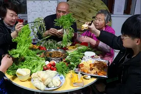 东北大妈家10种蔬菜全生吃，配着茄子土豆酱，大口大口吃真过瘾视频封面