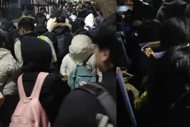 直击现场！第一批撤离的中国留学生顺利通关 乘大巴转至摩尔多瓦视频封面