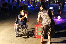 残疾歌手曾曦一首父亲感动全场，女士掏出一百块放入捐款箱视频封面