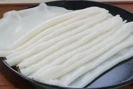 凉皮发粘还开裂？原来这2步没做对，照这方法做，保证爽滑不断条