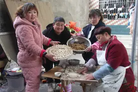 农村包过年饺子有习俗，饺子里面放硬币，代表着好运和福气视频封面
