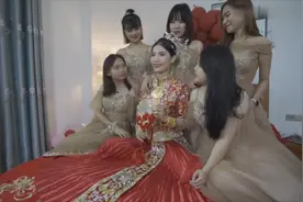 福建一老板迎亲，新娘子是一富家千金，穿金戴银，贵气逼人视频封面