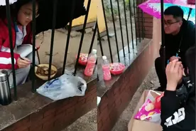 “我们看着你吃”，雨天父母隔栅栏给高三女儿送饭，引网友泪目视频封面