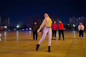 公园一美女尬舞，路过的大爷看得挪不动脚步了视频封面