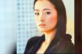 55岁巩俐与72岁老公素颜逛街，昔日女神老得让人难以接受视频封面