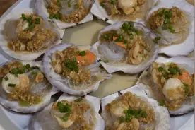用扇贝来招待客人做法就很简单了蒜蓉粉丝蒸扇贝，家常海鲜做法视频封面