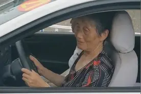80岁老奶奶首次申领驾照，科目三满分一把过，教练：学习十分努力视频封面
