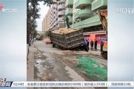 广州：两台泥头车途经某施工路段，车轮深陷地里被困|今日最新闻视频封面