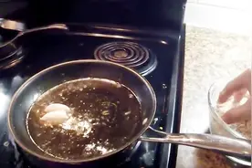 老外在家做油炸冰块，还搭配了各种调料，结果冰块却化了