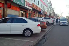 实拍山西忻州一个小县城街景，门面房前停满了车，路上人少的冷清
