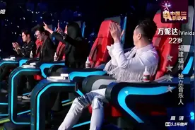 新歌声：万妮达太牛了，四位导师全部冲了下来，现场都嗨了！视频封面