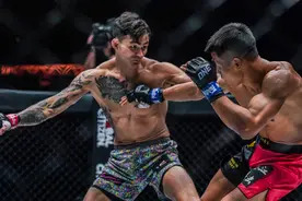 唐凯战胜世界冠军，成为中国首位男子MMA世界冠军！视频封面