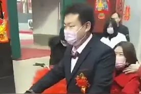 疫情非常时期！新郎骑电动车娶新娘 上演一场特殊婚礼视频封面