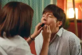 男明星被绑大喊救命，谁知女子是个狠人，直接脱袜子堵住嘴，影视视频封面