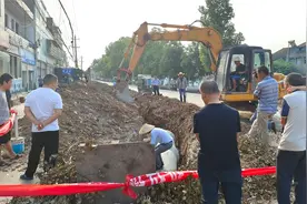 农村公路太窄，为了应对日渐增多的车辆，扩宽2米视频封面