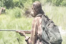 世界上只剩下一个男人和两个女人，于是女人之间的战争便开始了