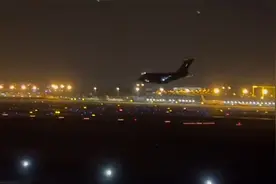 军队抽组卫勤力量2000余人支援上海 多架运-20深夜降落机场视频封面