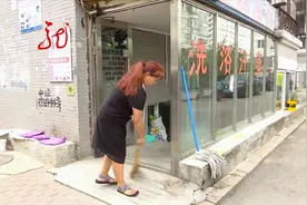 阳光棚定为违建 拆除后如何防雨 城管出面解释视频封面
