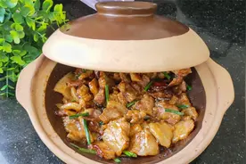 广东人做生焗肉片就是香，6分钟出锅，口感香嫩，酱香十足超下饭