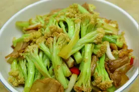 炒花菜到底是过油还是焯水？许多人都搞不懂，看饭店大厨是如何做视频封面